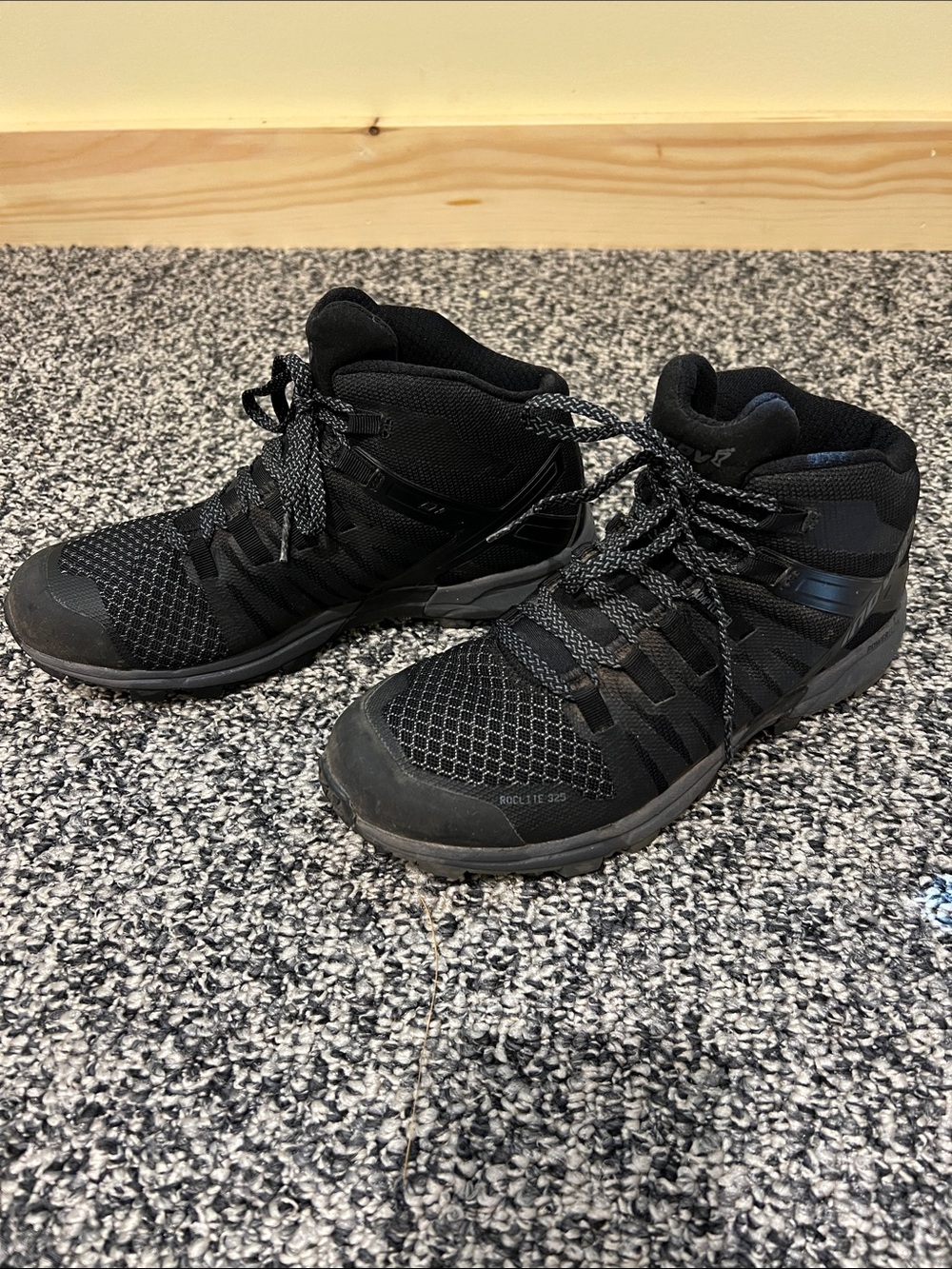 Inovate Inov8 Roclite 325 mid hiking workout shoes. CrossFit size 8